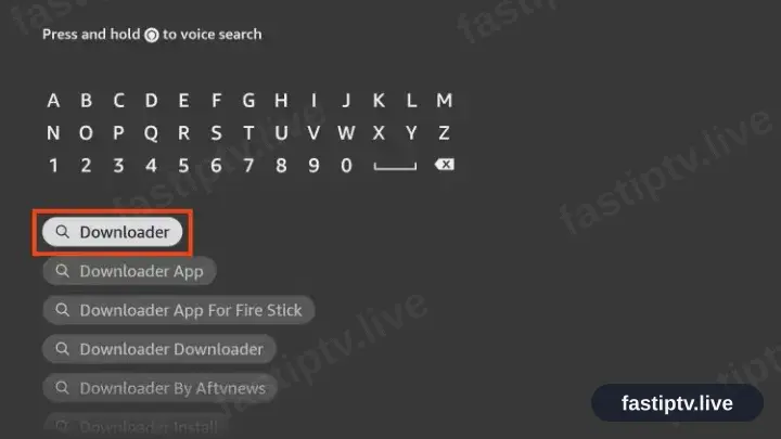 Downloader wird in das Fire-TV-Suchfeld eingetippt